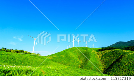 藍天映襯下的風力發電（阿蘇西原風電場） 115817319