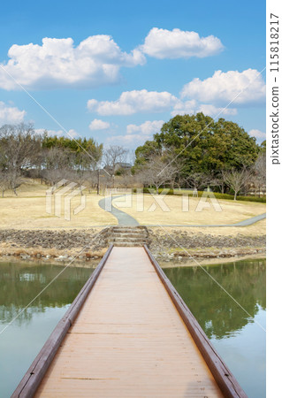 A park with a wooden bridge (Odai Park, Higashiura Town, Chita District, Aichi Prefecture) 115818217