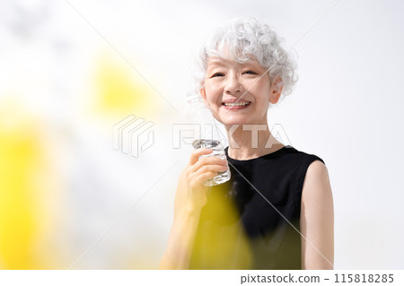 補水水女正面虛化 115818285