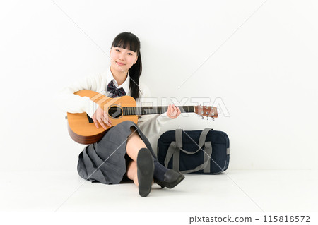彈吉他的學校女孩 115818572