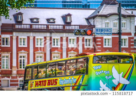 日本東京城市景觀Inbound復興（繁華的東京車站前）。東京車站中央口及載有外國遊客的巴士 115818717