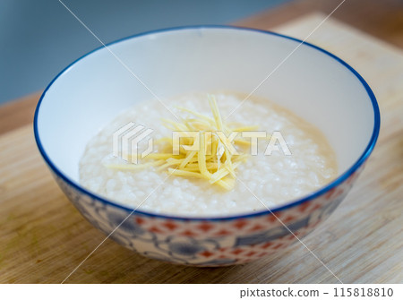 Rice porridge with caramelized onions and sesame seeds 115818810