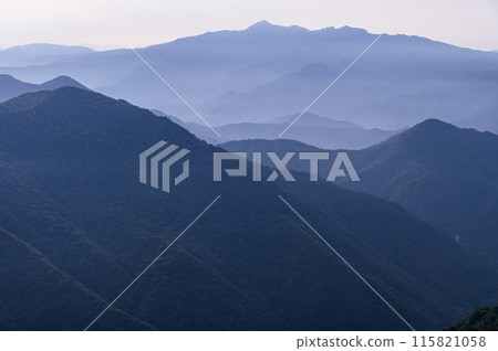 初夏的山脈輪廓（來自群馬縣西九郎嶺谷川山） 115821058