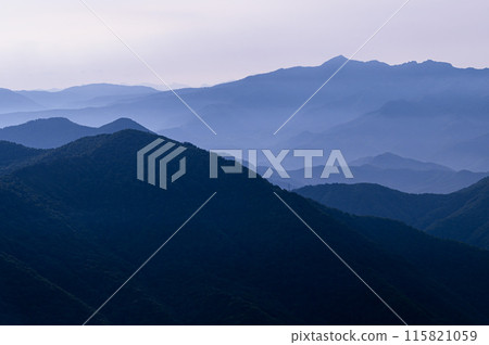 初夏的山脈輪廓（來自群馬縣西九郎嶺谷川山） 115821059