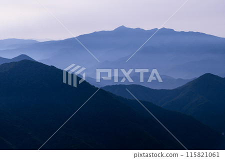 初夏的山脈輪廓（來自群馬縣西九郎嶺谷川山） 115821061
