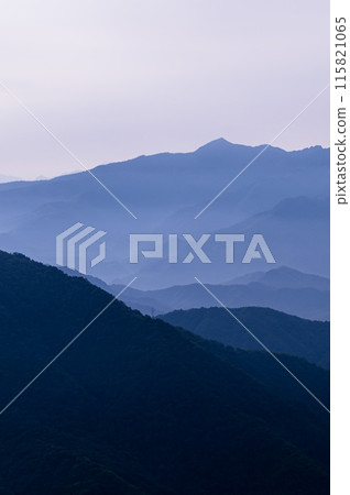 Silhouette of the mountains in early summer (from Nishikuroone, Tanigawadake, Gunma Prefecture) Silhouette of the mountains in early summer (from Nishikuroone, Tanigawadake, Gunma Prefecture) 115821065