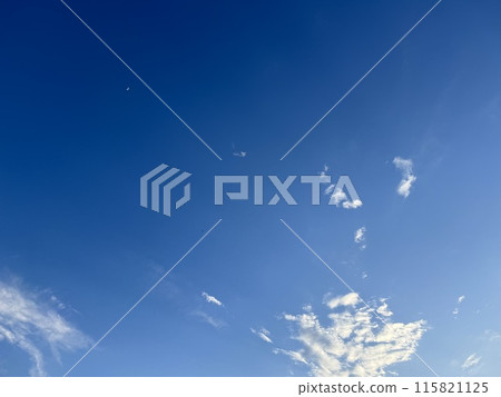 藍天上飄著一輪小白月與白雲/月亮 115821125