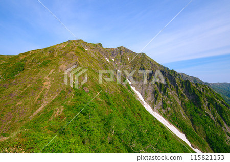 初夏的群馬縣谷川岳西九郎山脊的「駱駝背」上看到的谷川嶽山頂 115821153