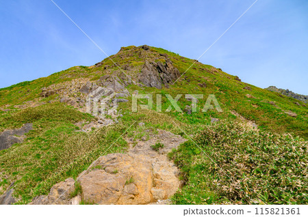 The steep climb up the Nishikuro Ridge of Mount Tanigawa in Gunma Prefecture 115821361