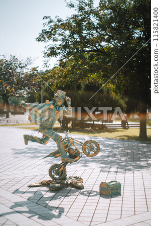 A statue-like performer 115821400
