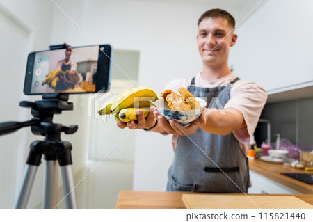 The chef is broadcasting live from workshop how to prepare a crispy fried bananas 115821440