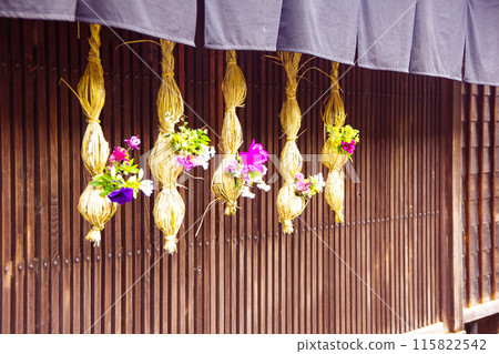 Flowers blooming under the eaves of Tsumago-juku Flowers blooming under the eaves of Tsumago-juku 115822542