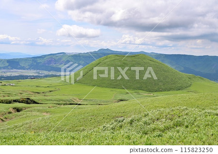 [Kumamoto] Grasslands and mountains spread out at the foot of Mount Aso. The vast scenery overlooking Mount Aso, Yonezuka, and more was beautiful and spectacular. 115823250