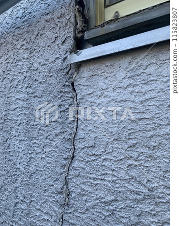 因老化而進入外牆的裂縫 115823807