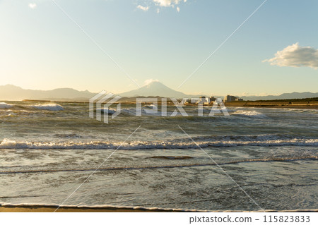 從湘南海岸看到的富士山夜景 從湘南海岸看到的富士山夜景 115823833