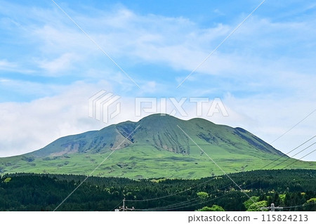 【熊本】阿蘇山山麓展現出雄偉的風景。開車去目的地的路上風景很美，我拍了很多照片。 115824213