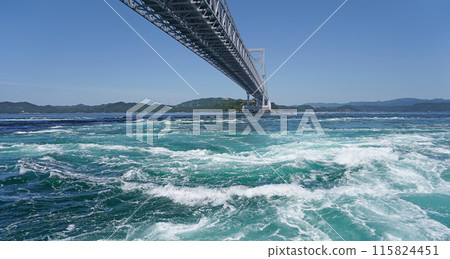 強大的大潮鳴門海峽（德島縣鳴門市） 115824451