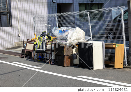 搬運留在路邊等待收集的垃圾 搬運留在路邊等待收集的垃圾 115824681