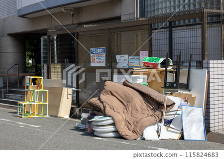 搬運留在路邊等待收集的垃圾 115824683