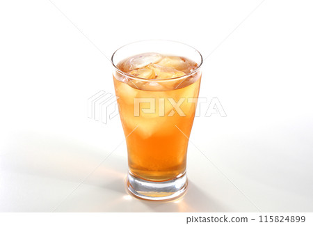 將冰茶倒入玻璃杯中 將冰茶倒入玻璃杯中 115824899