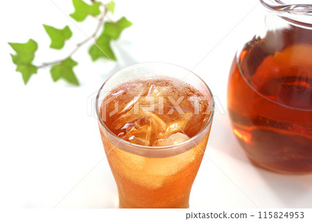 將冰茶倒入玻璃杯中 將冰茶倒入玻璃杯中 115824953