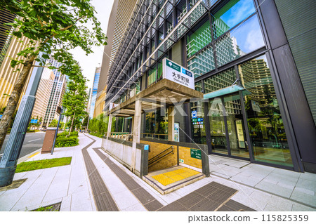 日本東京城市景觀大手町站入口/出口 D4 瑞穗丸之內塔（銀行大廳）前景觀 = 6 月 22 日 115825359