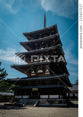 世界遺產法隆寺五層塔在藍天的襯托下閃閃發光 115827227