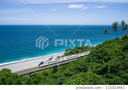 台灣鐵路局動車組3000號列車「自強號」行駛在南線太麻裡，可欣賞壯麗的海景。 115828461