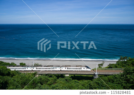 台灣鐵路局動車組3000號列車「自強號」行駛在南線太麻裡,可欣賞壯麗的海景。 台灣鐵路局動車組3000號列車「自強號」行駛在南線太麻裡,可欣賞壯麗的海景。 115828481