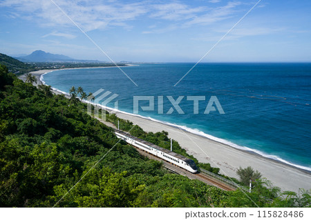 台灣鐵路局動車組3000號列車「自強號」行駛在南線太麻裡，可欣賞壯麗的海景。 115828486