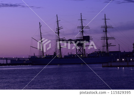 Yokohama: Early morning view from the coast 115829395