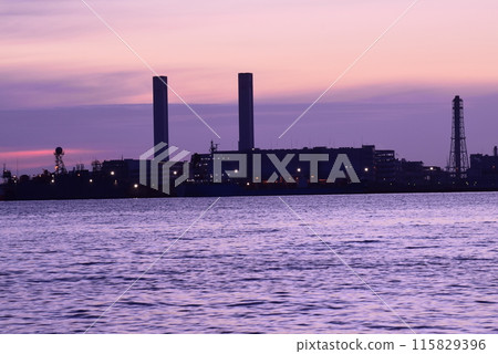 Yokohama: Early morning industrial scene 115829396