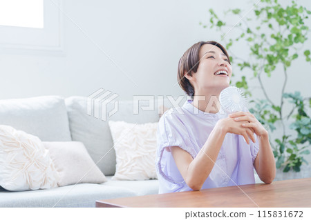 使用方便風扇的女性 使用方便風扇的女性 115831672