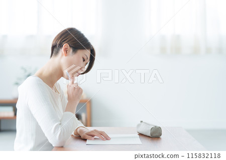 在家學習的職業女性 在家學習的職業女性 115832118