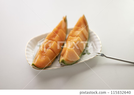 Cut ripe melon pairing Cut ripe melon pairing 115832640