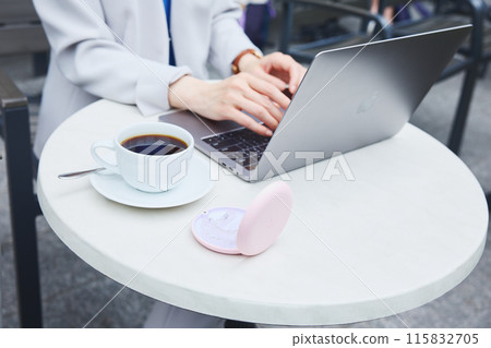 一名女子在咖啡館摘下牙套 一名女子在咖啡館摘下牙套 115832705