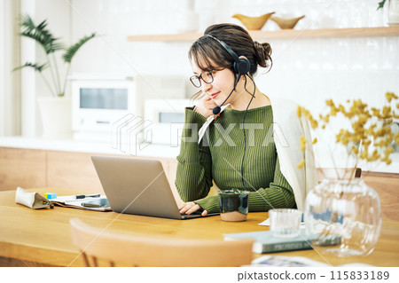 一個女人在客廳上網 115833189