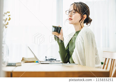 在家餐桌喝咖啡的女人 在家餐桌喝咖啡的女人 115833251