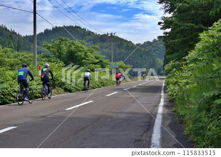 騎自行車的人騎在285號國道上 騎自行車的人騎在285號國道上 115833515