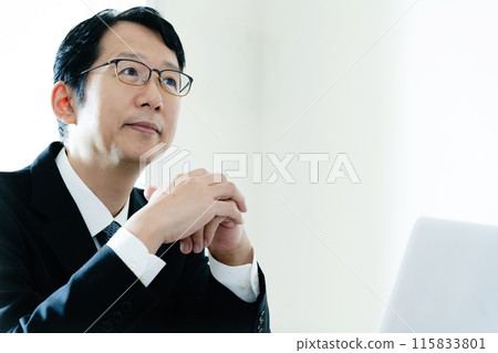 A man in the profession listening to a story 115833801