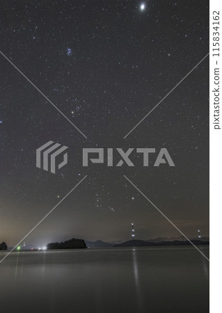 瀨戶內上升獵戶座的秋季星空 115834162