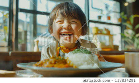 一個孩子美味地吃咖哩和米飯的肖像 一個孩子美味地吃咖哩和米飯的肖像 115834291