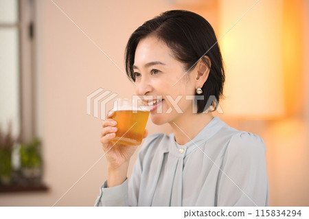 中年婦女喝啤酒可口 中年婦女喝啤酒可口 115834294