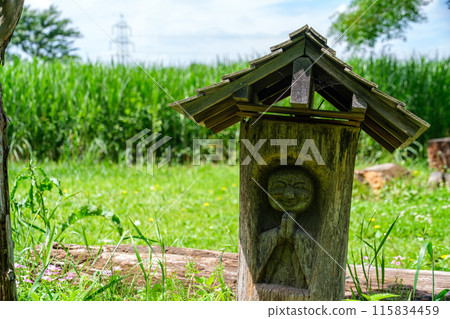 田野中的地藏菩薩像 115834459