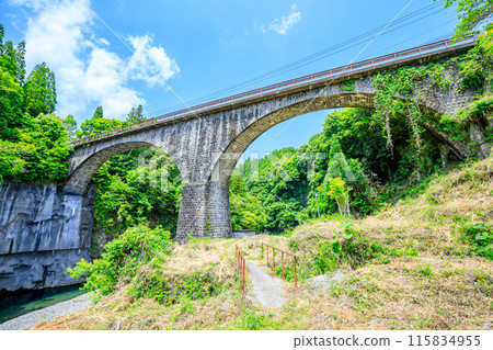 Todoroki Bridge in early summer, Bungo-Ono City, Oita Prefecture 115834955