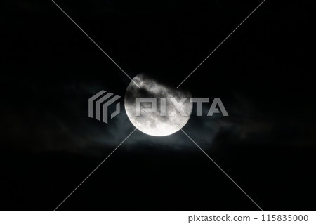 月亮隱藏在雲端 月亮隱藏在雲端 115835000
