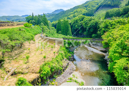 Deai Bridge in early summer, Bungo-Ono City, Oita Prefecture 115835014