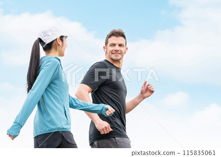 男女穿著運動服在公園散步、散步和做有氧運動以保持健康 115835061