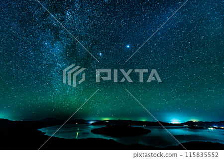 從北海道美幌峠眺望屈斜路湖的星空 從北海道美幌峠眺望屈斜路湖的星空 115835552