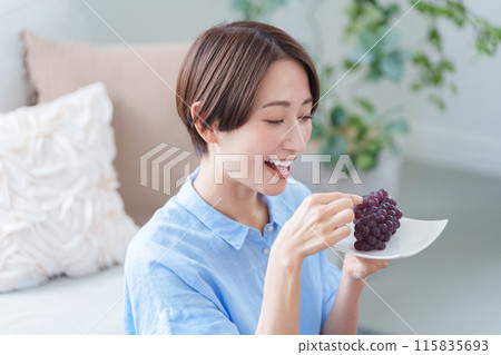女人吃葡萄（夏天/食物/水果） 115835693